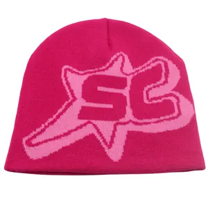 Dettaglio della trama in maglia del berretto rosa con motivo jacquard SG e stelle