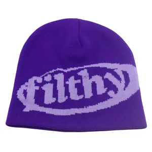 Gedetailleerde weergave van 'filthy' jacquard letters op paarse gebreide muts winter