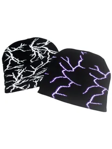 Détail de bonnets en maille à motif éclair en noir, blanc et violet avec texture laine