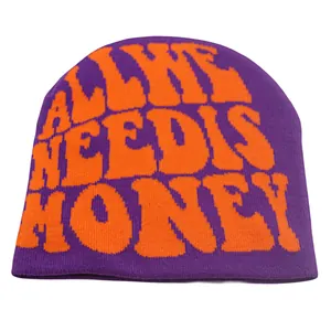 Detaillierte Strickstruktur der lila-orangen Beanie mit All We Need Is Honey Schrift