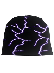Détail du motif jacquard éclair sur un bonnet en tricot noir pour l'hiver