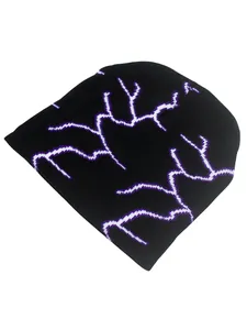 Gros plan détaillé du bonnet en tricot noir avec motifs jacquard d'éclairs blancs et violets