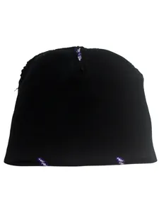Détail d'un bonnet en tricot noir avec motif jacquard éclair violet et blanc élégant