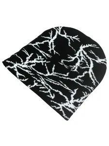 Gros plan d'un bonnet en tricot noir avec motif jacquard éclair blanc et texture détaillée
