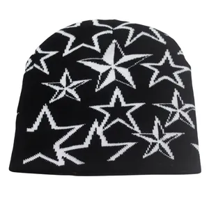 Cappello in maglia nera con motivo a stelle bianche per calore invernale e stile