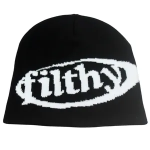 Zwarte gebreide muts met witte filthy jacquard belettering in streetwear stijl