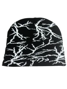 Détail de la texture en maille jacquard avec motif éclair noir et blanc du bonnet