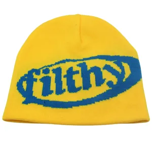 Gele gebreide muts met blauwe filthy jacquard letters voor streetstyle-mode