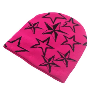 Dettaglio della maglia del berretto rosa shocking con stelle nere per l'inverno