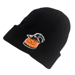 Berretto nero in maglia con ricamo a zucca e cappello da strega per Halloween