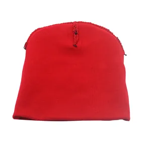 Dettaglio ravvicinato del berretto in maglia rossa con cuciture fini e texture calda