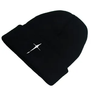 Berretto in maglia nera con ricamo a croce bianca per calore invernale e stile street fashion