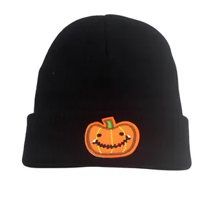Berretto in maglia nera con toppa ricamata a zucca arancione per il tema di Halloween