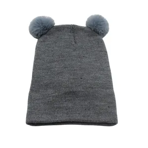 Gebreide wintermuts voor baby's met twee pompons en schattige berenoren in donkergrijs