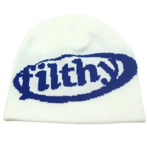 Witte gebreide muts met blauwe filthy jacquard letters voor warmte en streetstyle