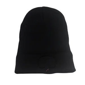 Dettaglio ravvicinato di un berretto nero a maglia a coste con un patch ricamato tondo