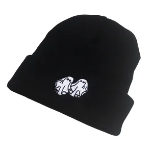 Schwarze Strickmütze mit weißem Geister-Stickerei für Wärme im Herbst und Winter