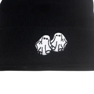 Schwarze gerippte Strickmütze mit weißer Geisterstickerei für Halloween Outdoor Wärme
