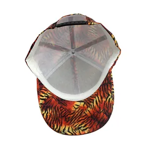Detailansicht der Tiger-Print-Baseballkappe mit Schweißband und verstellbarem Druckverschluss