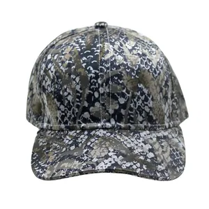 Detailaufnahme einer stylischen Baseballkappe mit Schlangenprint und gebogenem Schirm