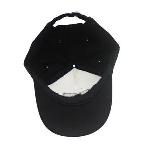 Dettaglio della struttura interna e della fibbia metallica regolabile del cappello bimbo