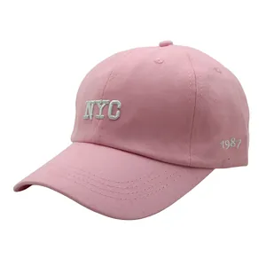 Detail van de roze katoenen baseballpet met wit NYC en 1987 borduursel en stiksels