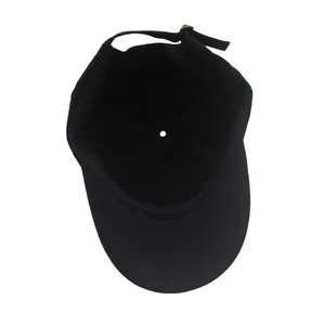 Vue intérieure de la casquette de baseball noire avec boucle métallique et six panneaux
