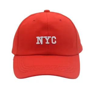 Detail van wit NYC borduursel op rode katoenen baseballpet met versterkte stiksels erop