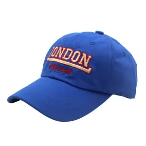 Détail de la casquette bleue avec broderie 3D London England et texture en sergé de coton