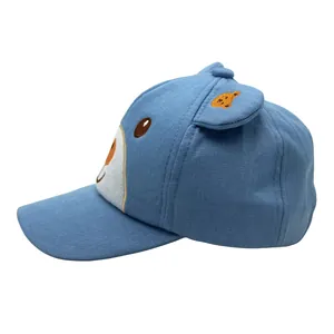 Casquette bébé en denim bleu avec broderie d'ours mignonne et oreilles 3D sur fond blanc