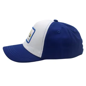 Dettaglio del cappellino blu e bianco con ricamo di escavatore giallo e cuciture