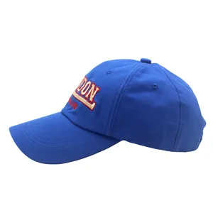 Détail de casquette bleue avec broderie 3D London England en rouge et blanc sur le devant