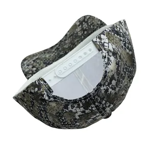 Detail des weißen Snapback-Verschlusses der Schirmmütze mit grauem Schlangenmuster