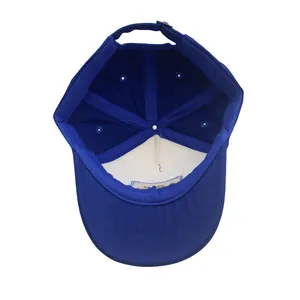 Dettaglio dell'interno del cappellino blu con struttura a sei pannelli e occhielli