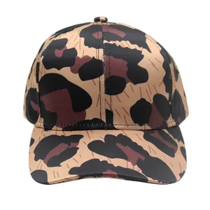 Detailaufnahme einer Baseballkappe mit Leopardenmuster, hochwertigem Stoff und gebogener Krempe