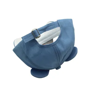 Vue arrière de la casquette bleue pour enfants avec boucle en métal et oreilles d'ours