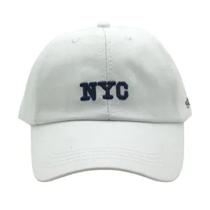 Detail van blauw NYC-borduurwerk op witte katoenen baseballpet met decoratieve stiksels