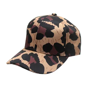 Detail einer trendigen Baseballkappe mit Leopardenmuster, gebogenem Schirm und festem Stoff