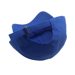 Détail de l'arrière d'une casquette bleue en coton avec boucle et sangle en métal bronze