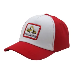 Berretto da baseball per bambini rosso e bianco con ricamo di escavatore e camion