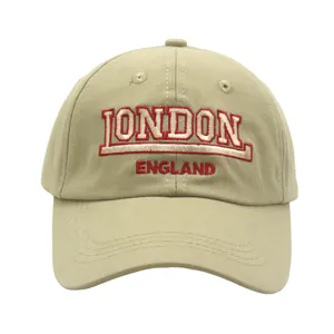 Détail de la broderie 3D rouge LONDON ENGLAND sur casquette de baseball kaki