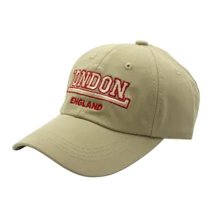Détail de la broderie rouge LONDON ENGLAND sur la casquette en sergé de coton
