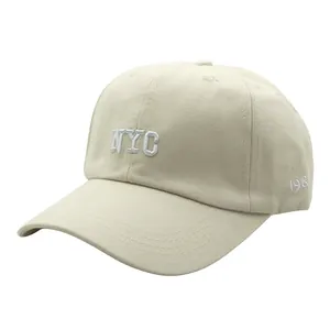 Detailopname van het 3D NYC borduursel op de beige katoenen twill honkbalpet