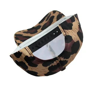 Verstellbarer Snapback-Verschluss und Innendetail der Baseballkappe mit Leopardenmuster