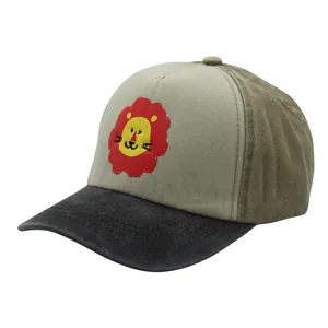 Detail of kids baseball cap featuring a cartoon lion print and tricolor拼接 design