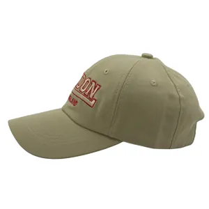 Détail de la casquette en coton kaki avec broderie 3D rouge London England en relief