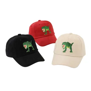 Lot de trois casquettes de baseball pour enfants avec broderie dinosaure noir rouge et beige