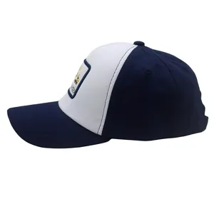 Dettaglio del cappellino da baseball per bambini con patch pantera e cuciture