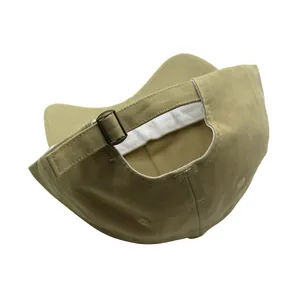 Détail de la casquette de baseball kaki avec boucle réglable en métal et sergé de coton