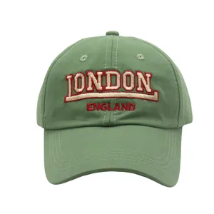 Détail de la broderie 3D London England rouge et blanc sur casquette en coton olive
